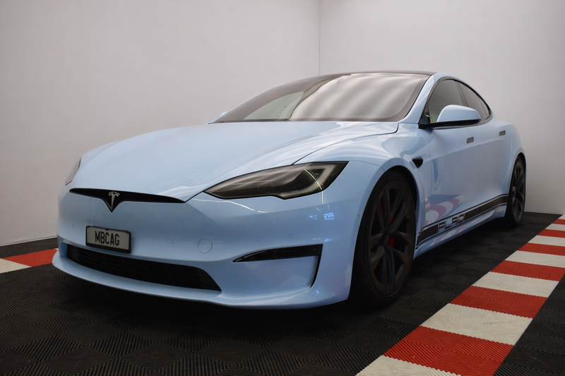 mbcarstyling-tesla-folieren-plaid-baby-blue