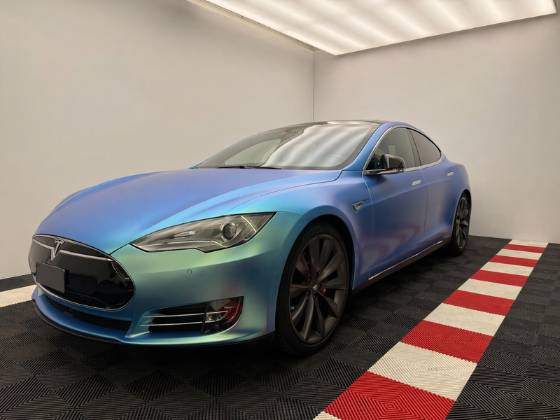 mbcarstyling-tesla-s-blau-folieren